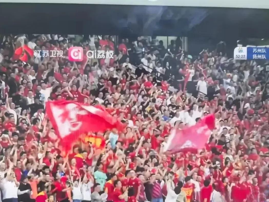 爆火密码：  
1. 草根+城市荣誉：65%球员是快递员、教师等普通人，网友直呼