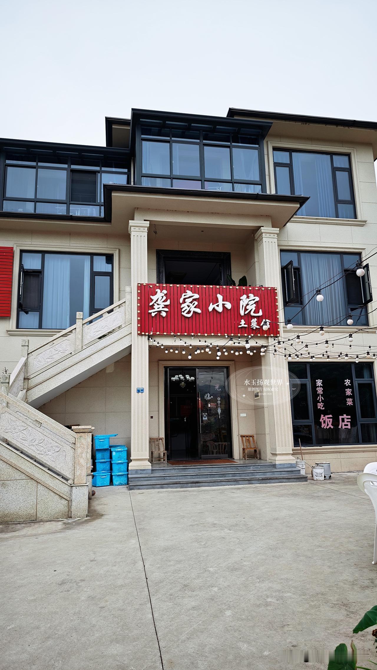 穿梭在安吉层层叠叠的竹海之间，看过山间云雾漫过树梢，总希望寻一处藏于村落的农家小