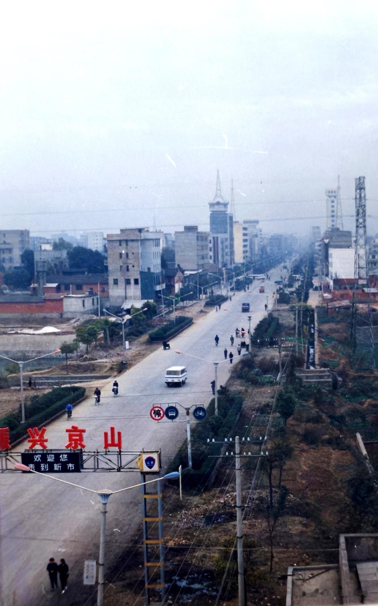 京山市京源大道的变迁，第一张为1991年，第二张为2026年