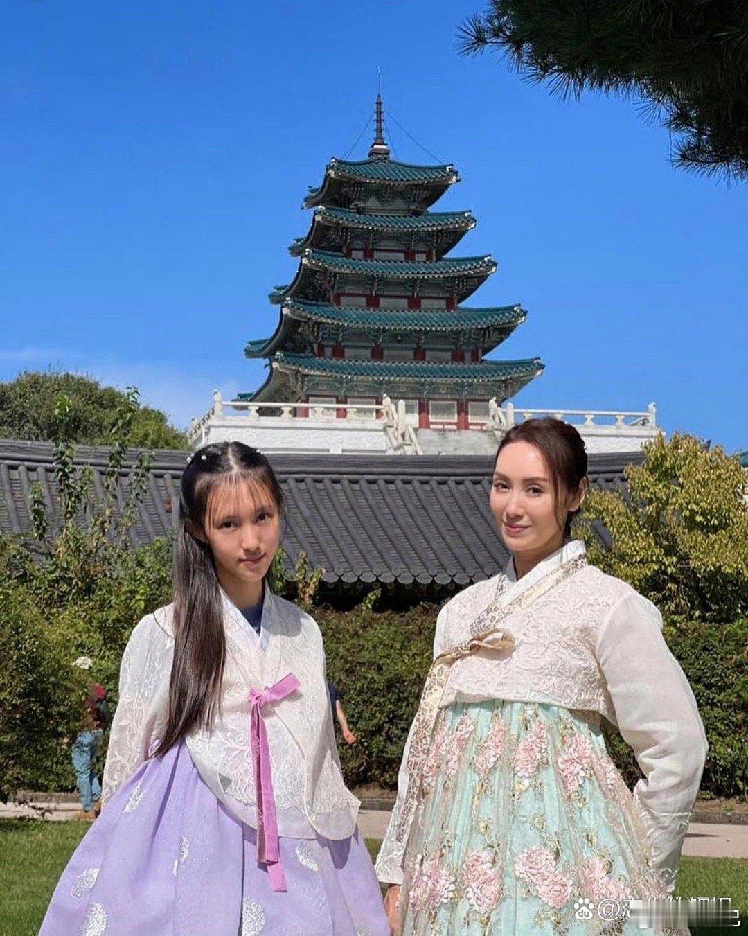 郭可盈和女儿到韩国旅游，母女俩特意去体验了韩服，太会玩了！ ​​​