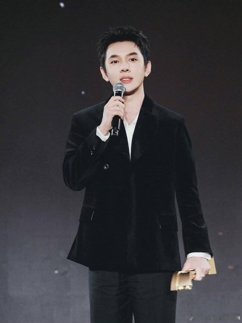 旺旺说把李佳琦全年排满了李佳琦请假拍综艺 澄清来得好快！没有退休，正常直播见 