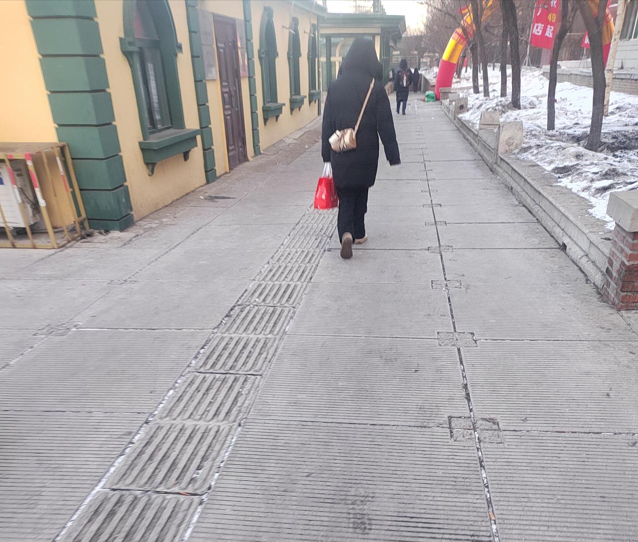 发现大家都很节约，甚至有些女生都不背包了，就拎着一个方便袋子，毕竟比较方便，而且