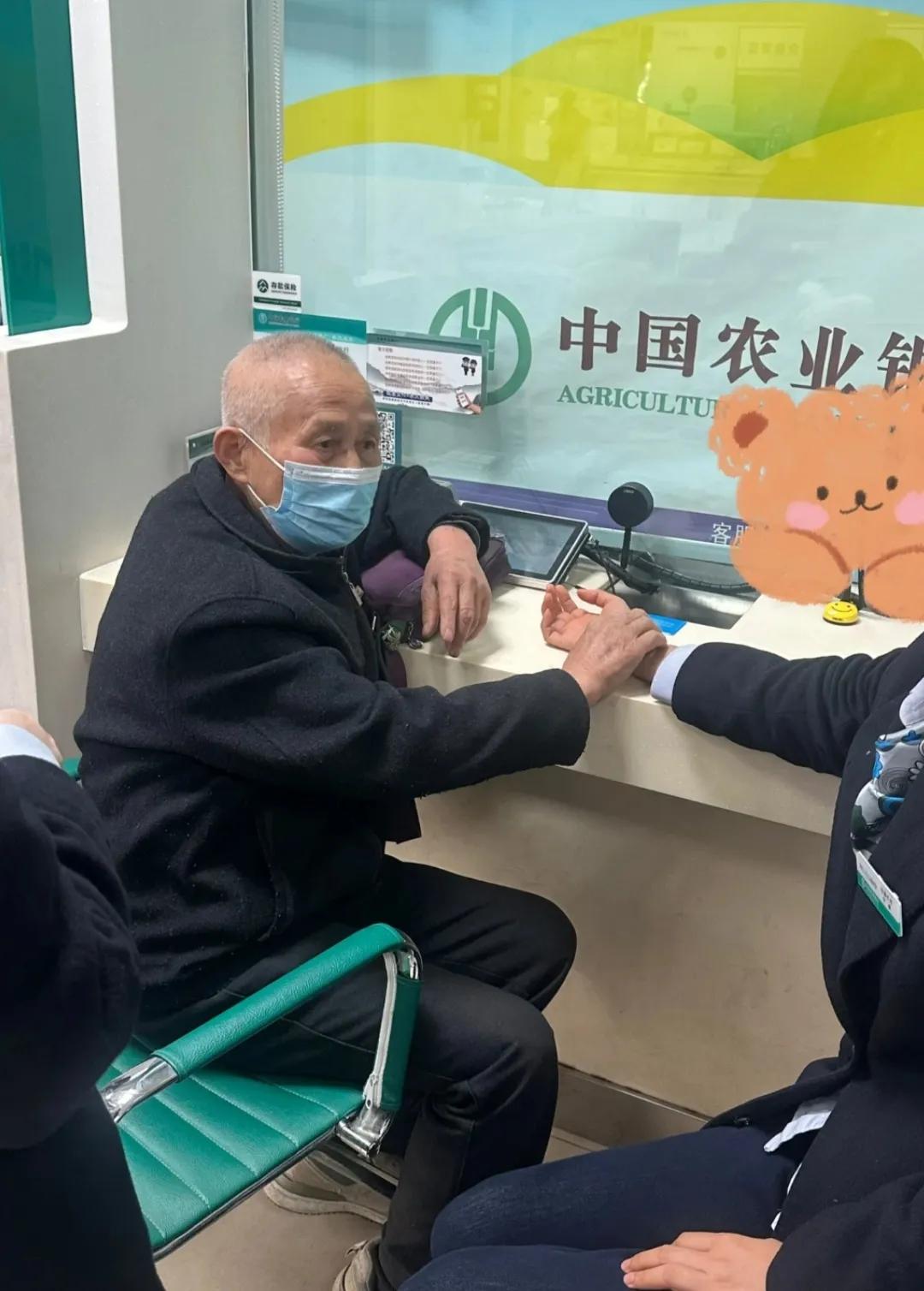 银行柜员：大爷我身体有啥事儿没？
取钱的老中医：你身体里有火，而且熄不灭，要少生