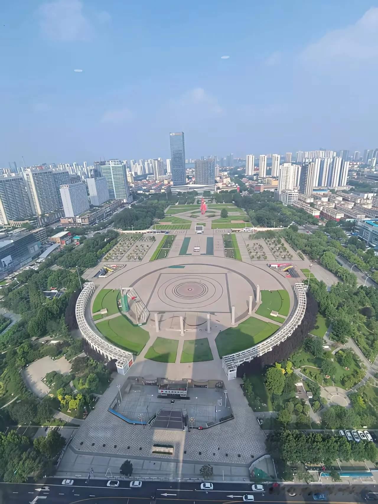 胖东来生活广场店，因房东狮子大开口般大幅涨价，不得不搬离此处。
类似的情况也曾在