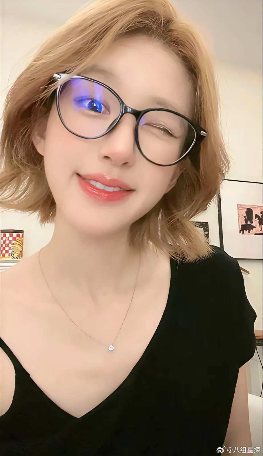 自从赵露思和公司彻底闹掰了之后她的人缘反而肉眼可见的变好这是怎么回事呢？​最近，