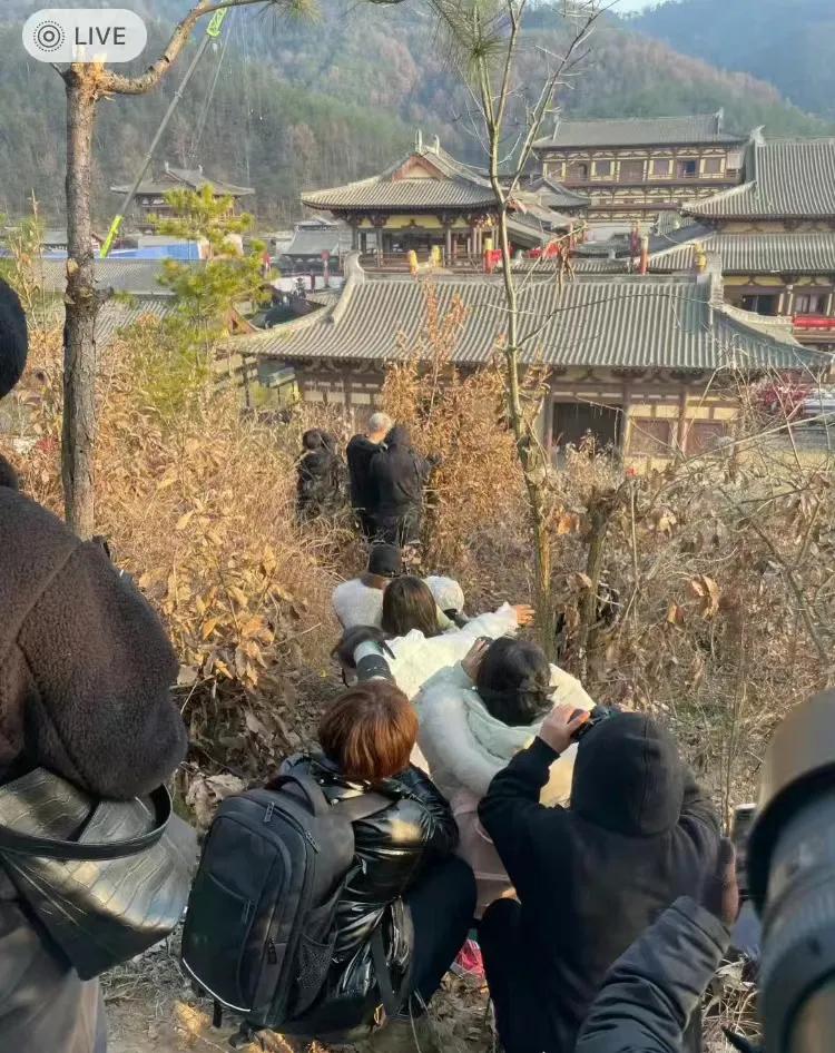 代拍还真是个体力活不容易，为了拍肖战天天爬山头。看似辛苦，实则高收入拍到一张就升