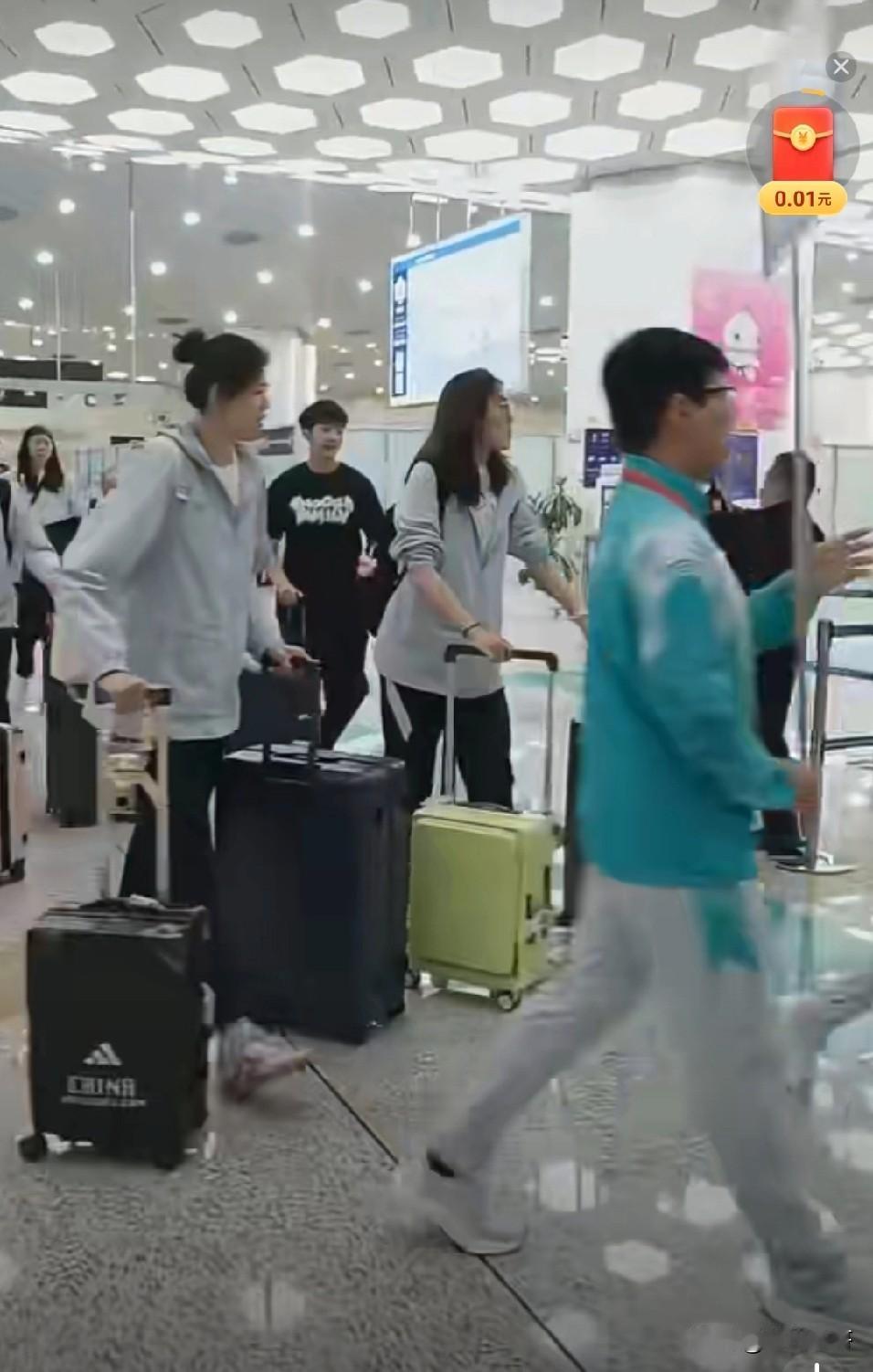 【天津女排抵达澳门】天津女排 
参加全运会的天津女排抵达澳门，球迷在澳门机场看到