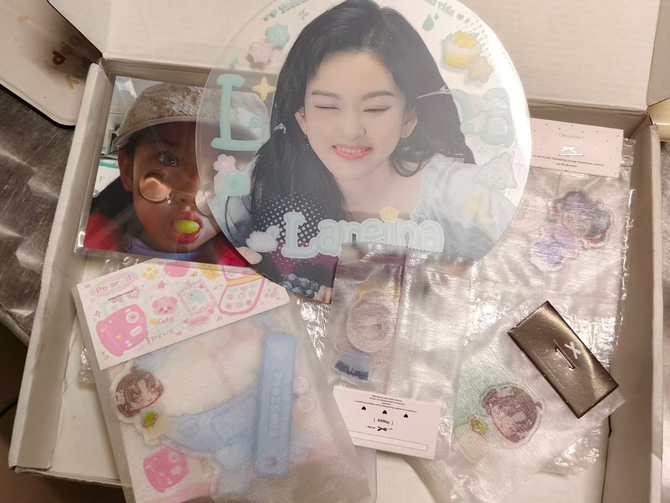来自同担的投喂🎁！捧着满满一盒周边，幸福感爆棚。感谢陌生又同频的喜欢，这份心意