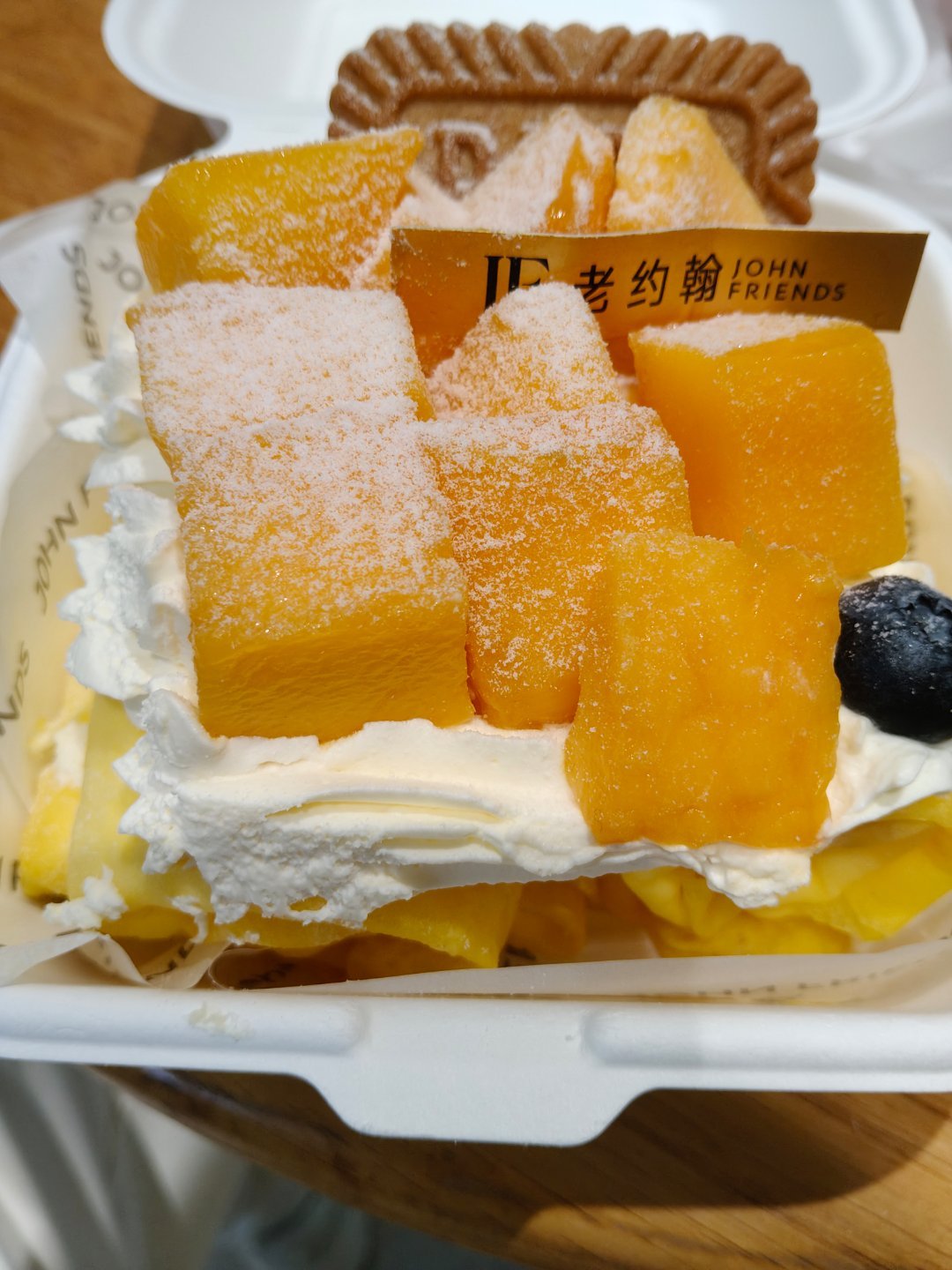 吃个小蛋糕。 