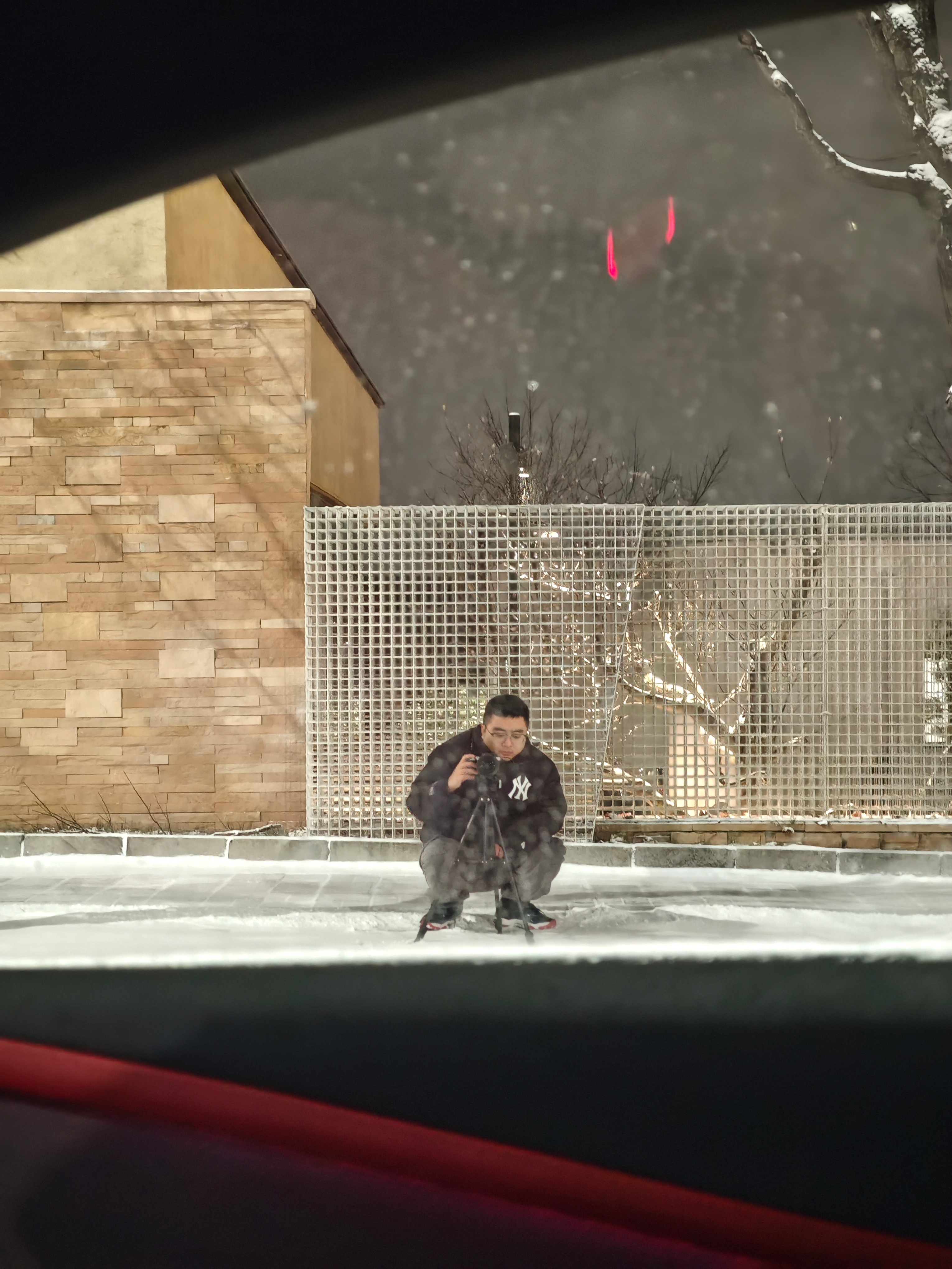 现在街上的“老法师”可多，大家出门小心，总有偷拍的 