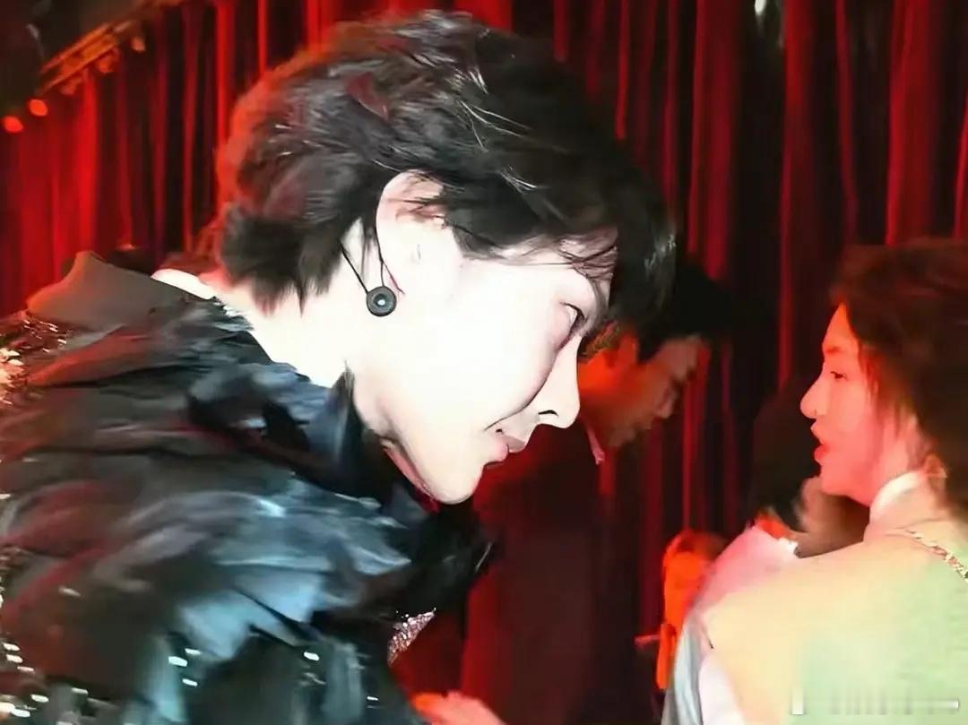 王一博春晚后台生图，gap一年多归来状态真的好好春晚段子大考