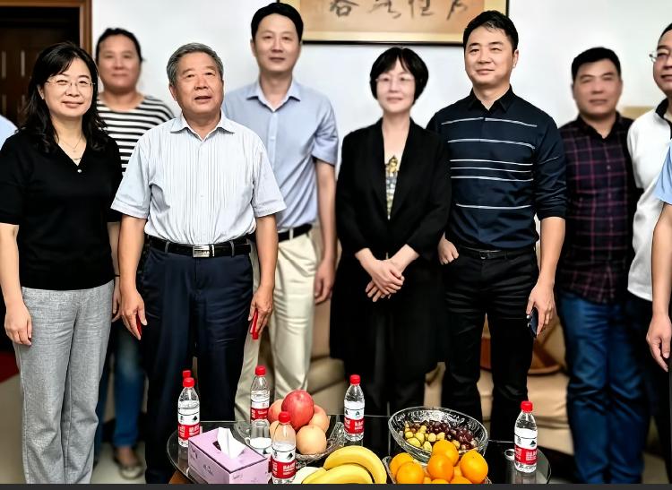 刘强东看望老师时的一幕