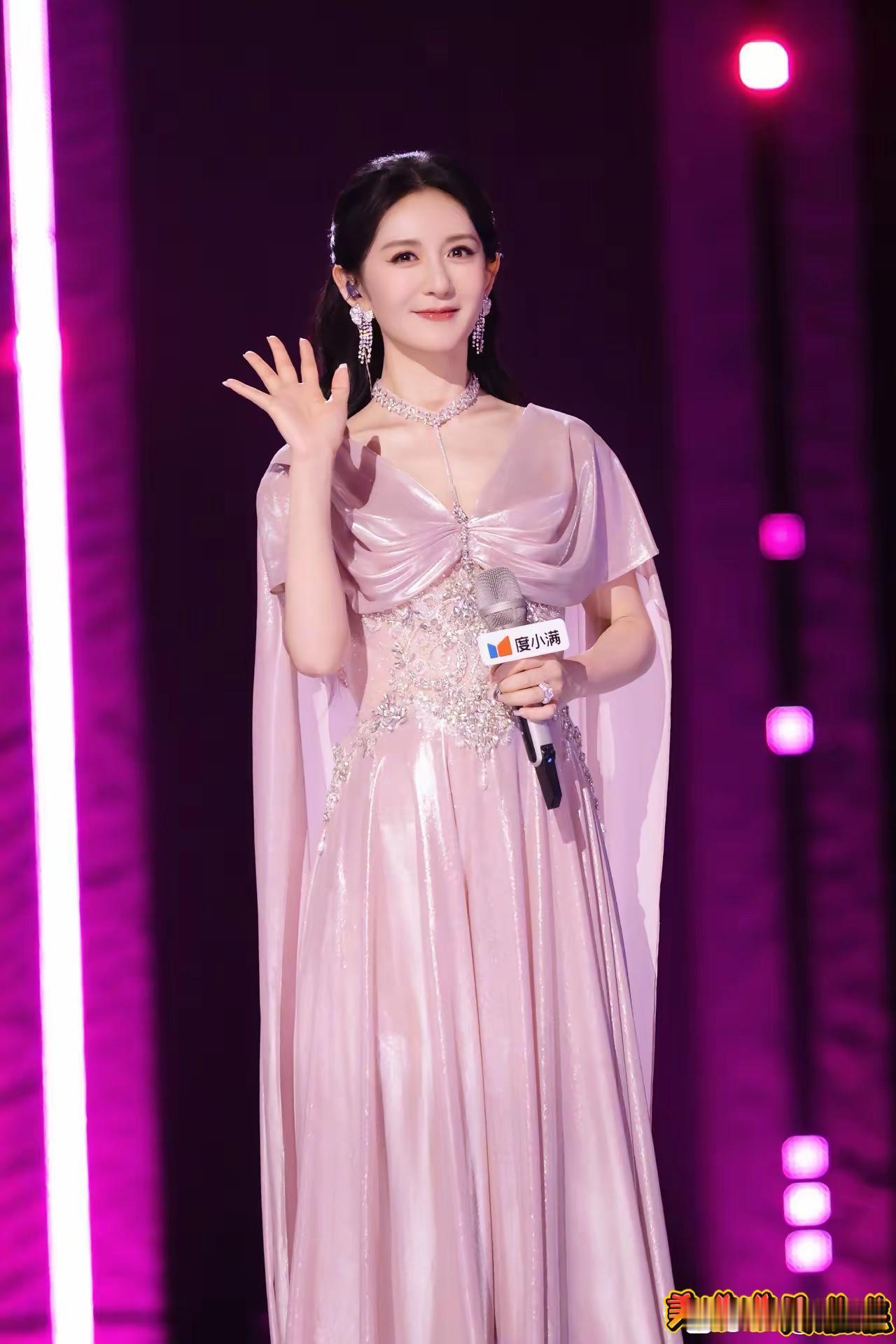 谢娜在浪姐2026的这套粉裙子，显得她温婉动人又很自信！ 