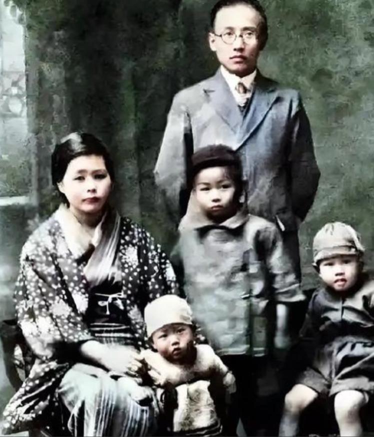 1978年，郭沫若在北京去世。最让人想不通的是，他在日本抛下的五个孩子，在佐藤富