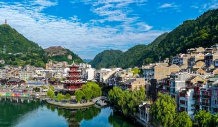 贵州装备制造职业学院是公办全日制普通高等院校，在贵阳市清镇职教城，占地508亩，