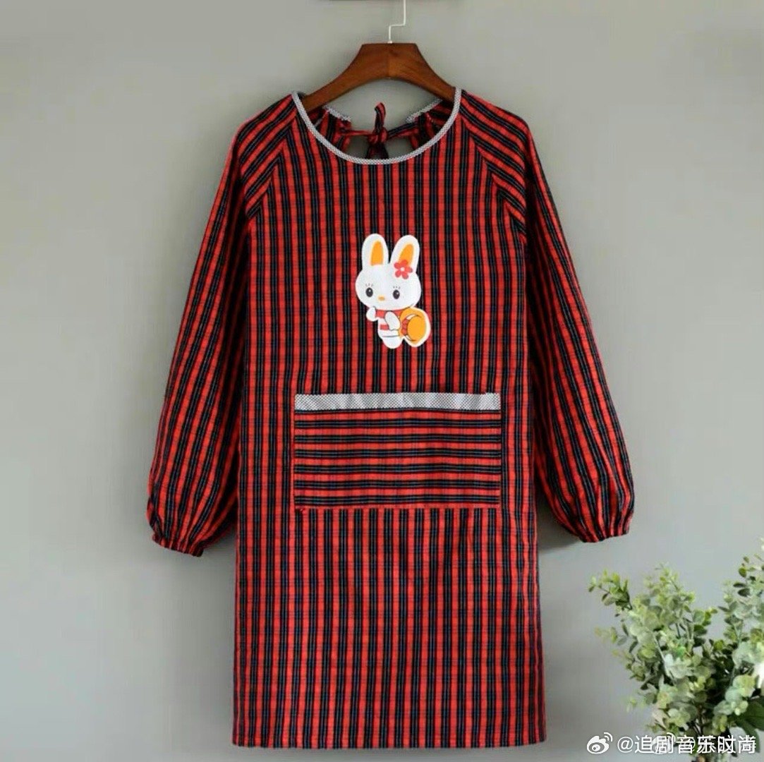 井胧把做饭围裙穿在身上了 井胧告诉你：时尚没有标准答案。一条围裙也能穿出高级感，