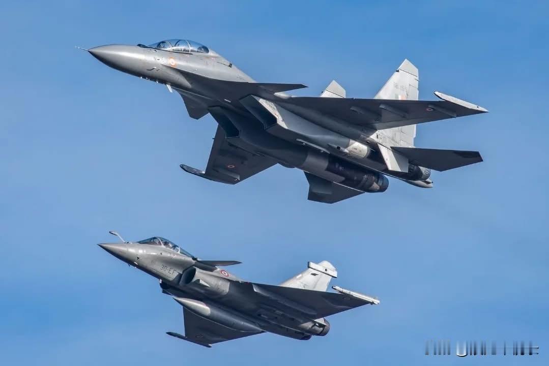 侧卫和阵风，孰强孰劣？

侧卫是重型多用途战斗机，

阵风是中型多用途战斗机。