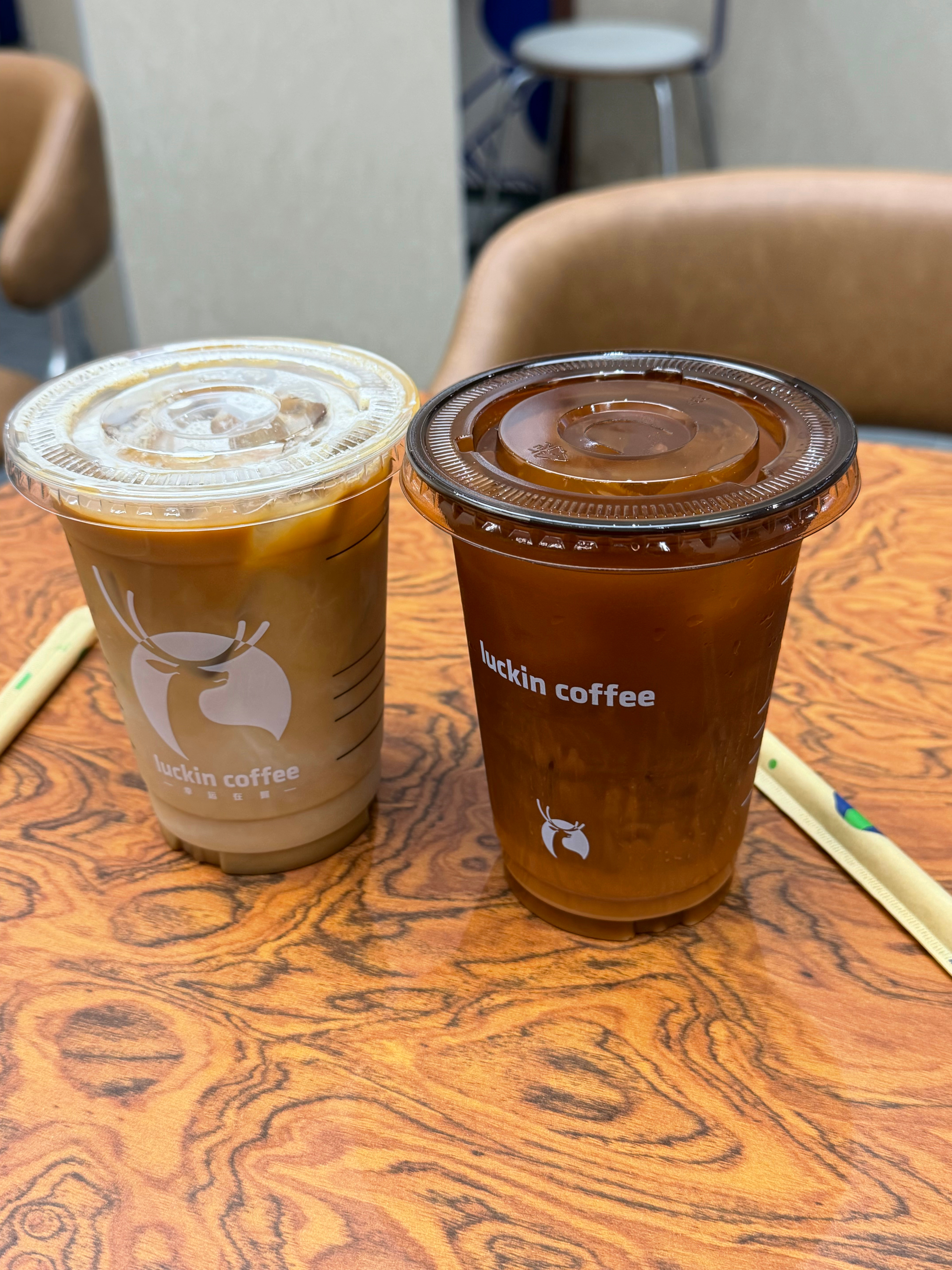 不知道加浓美式加了两份奶和拿铁有没有区别 ​​​