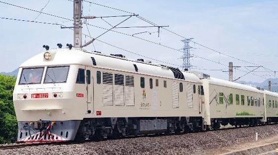 南昌铁路局最新改装的高级旅游列车“上饶寻仙号”。首见东风11型内燃机车涂装改色！