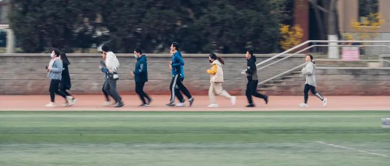 谷谷友说得没错，跑步着实是一场与自我的深度对话。以往我跑步时，脑海里全是配速，一