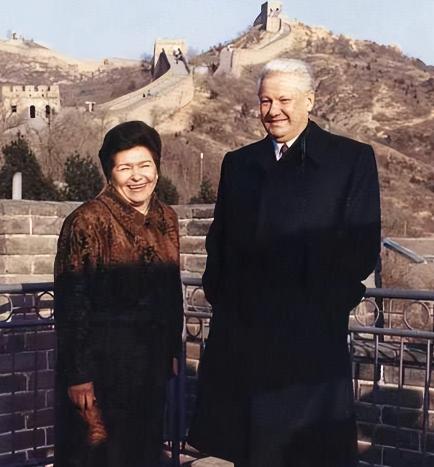 1992年，俄罗斯总统叶利钦首次访华。回国后，叶利钦跟中国驻俄罗斯使馆公使李景贤