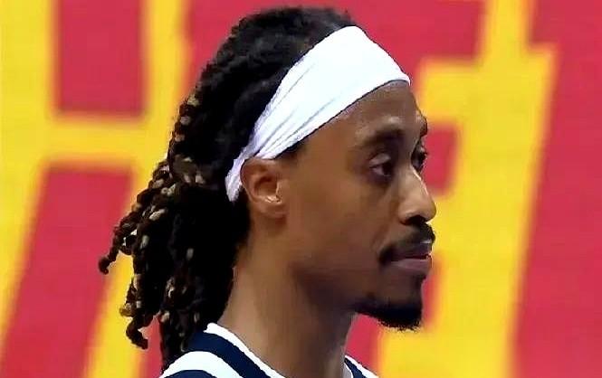 麦考尔，就是那个之前被骂惨了的麦考尔，末节剩几秒，广东队还落后着呢。
球给到他手