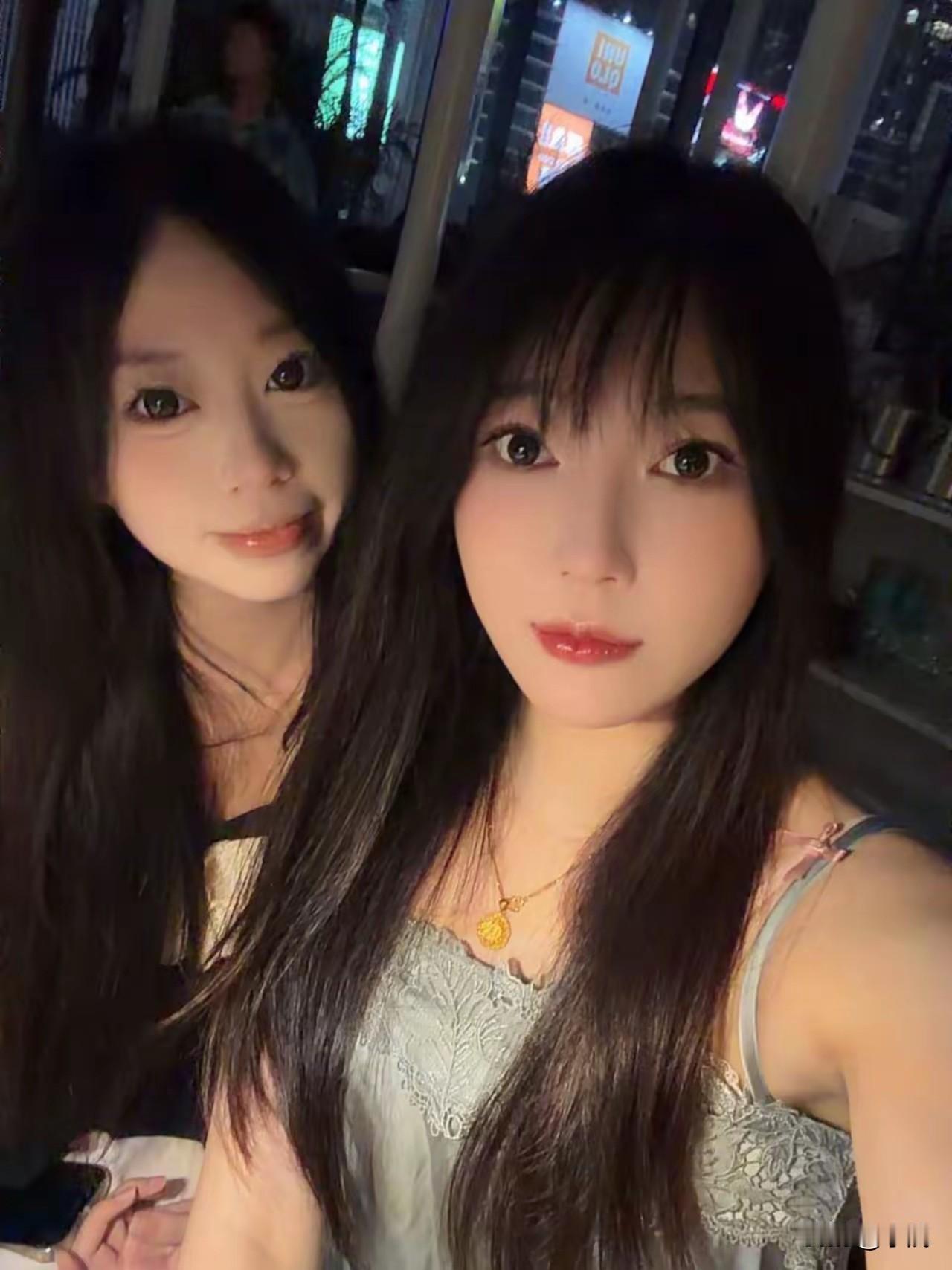 夜色正好，和闺蜜结伴出行
我们性格截然不同
一个安静内敛，一个直爽热烈
只能带走