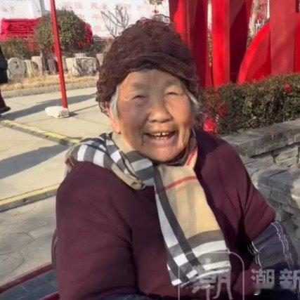 邻居老太年年换新手机感谢刘强东村民还用着刘强东去年发的手机刘强东连续12年春节回