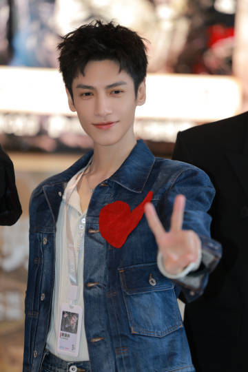 罗云熙也是个老嗑学家 提问环节罗云熙太有梗啦！陈瑶设想追剧下棋场景发弹幕，他直接