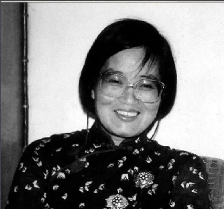 1996年8月25日，一个小偷到戴厚英家行窃，谁知戴厚英突然回来，被小偷杀死。令...