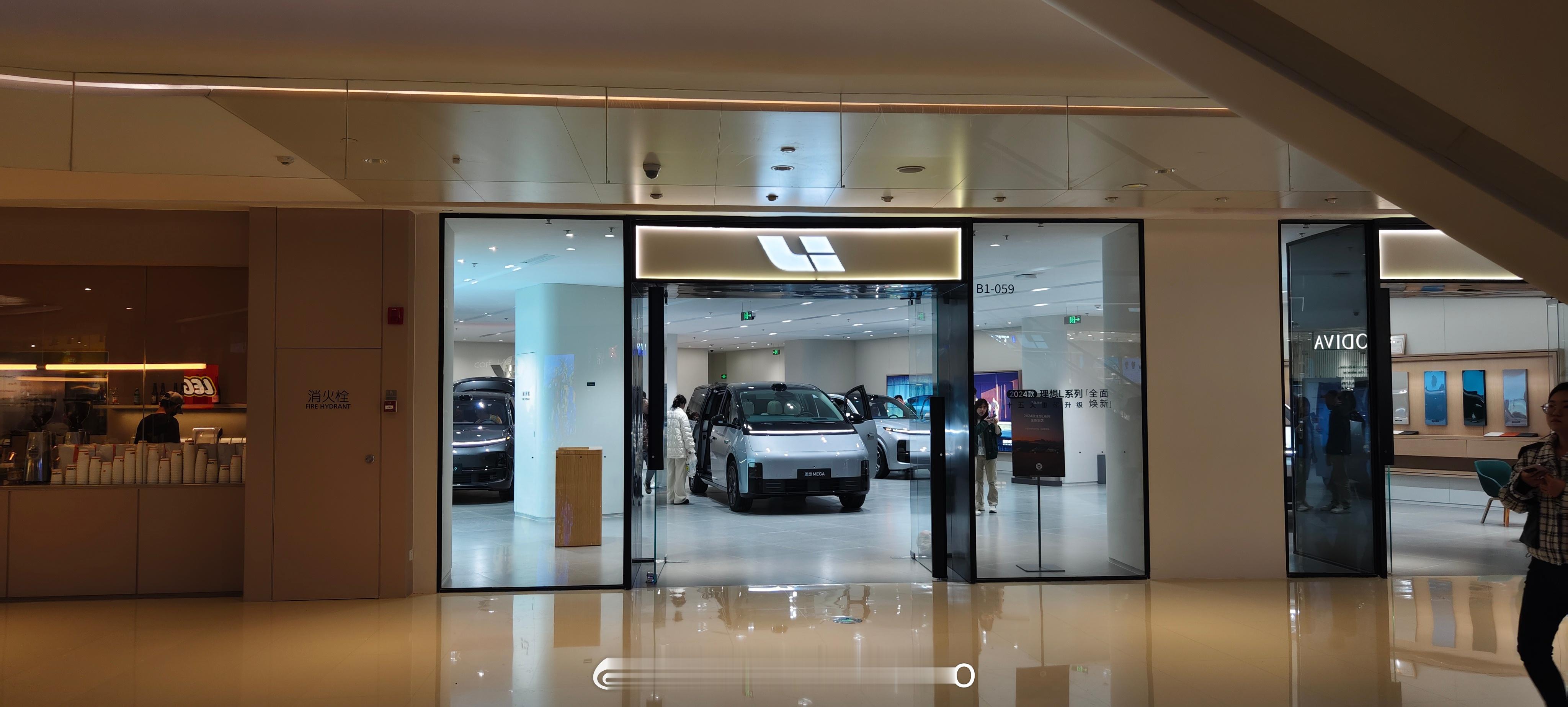今天在万象城正好路过理想店，我爸之前没见过MEGA，我就带他进店看了看，没想到这