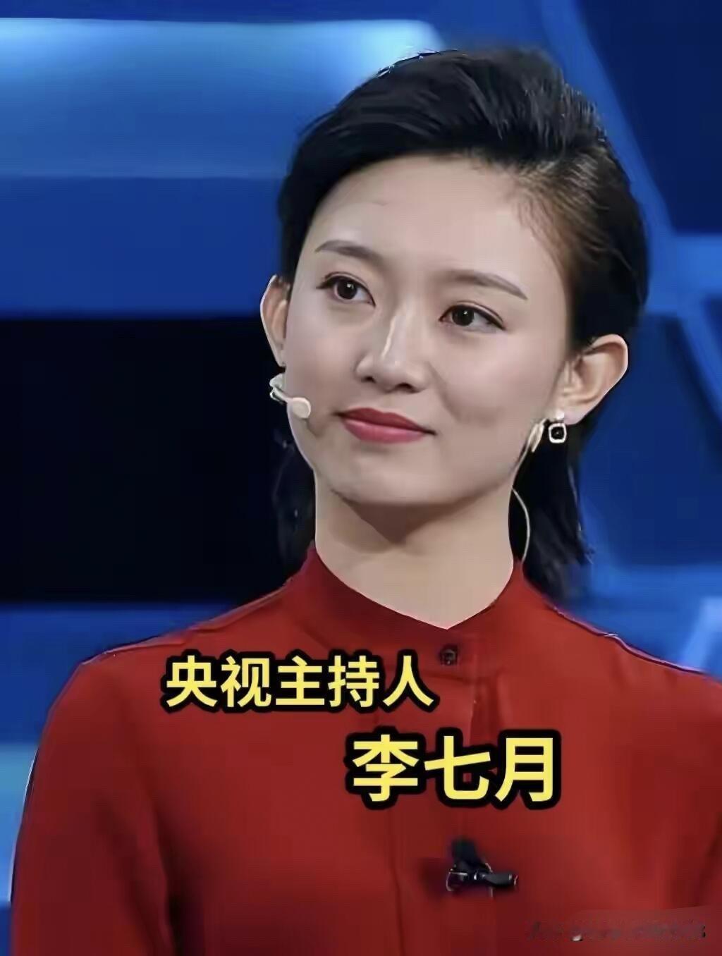 李七月太漂亮了，这样的颜值比龙样好看多了，美丽、大方、稳重，就是那种第一眼看上去