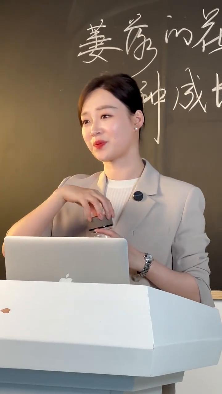 为什么最熟悉你的人反而最见不得你变好？你发现了吗？很多时候你拼命向上爬，熬过无数