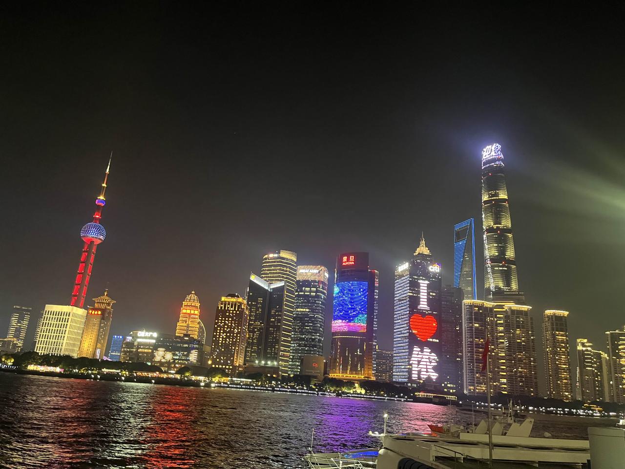 上海外滩人真是多啊！今天江风阵阵，挺凉快。难得快7月了天还不热，去年这时候都是3
