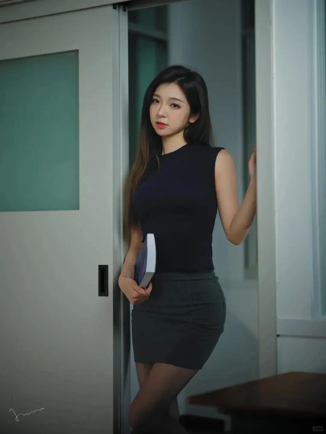 在洒满轻柔光线的教室，墨绿色黑板泛着哑光，木质讲台纹理清晰，空气中弥漫着淡淡的书