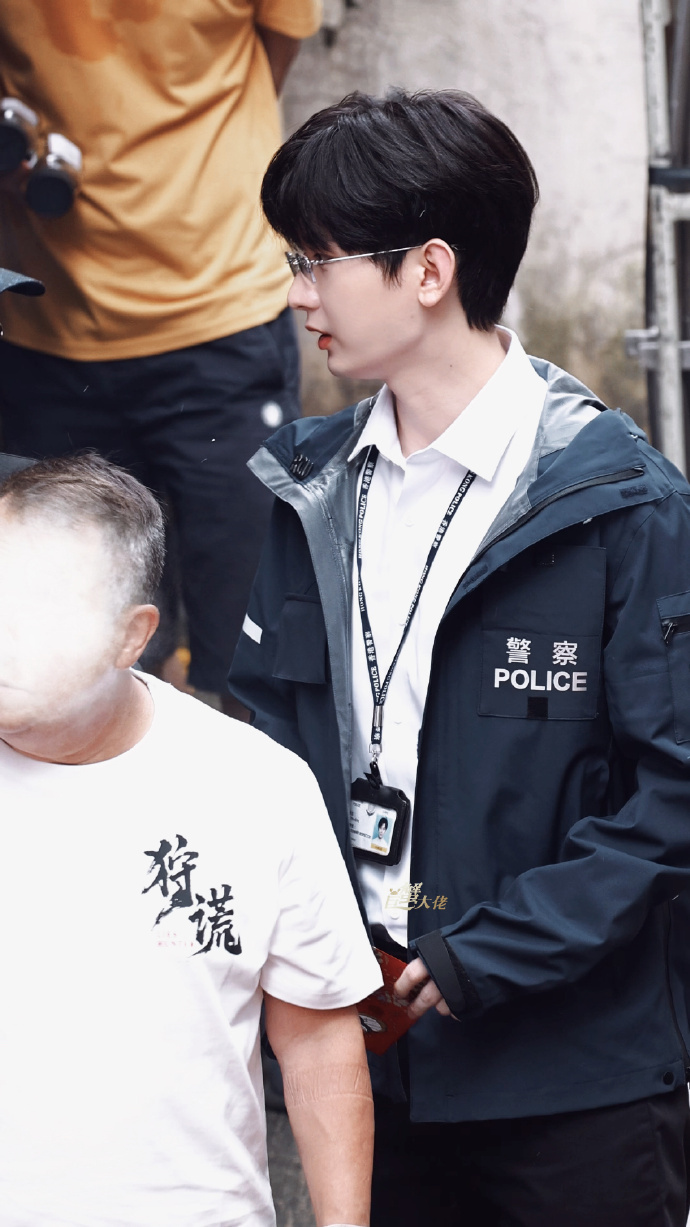 成毅林彦廷白衬衫无框眼镜拍立得成毅回应狩谎开机成毅回应狩谎开机，成毅林彦廷白衬衫