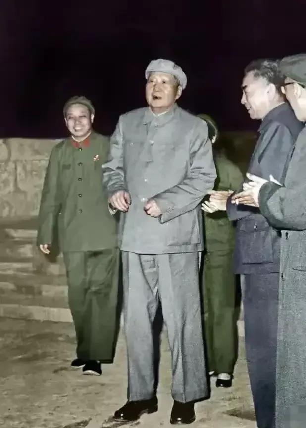 《八声甘州·咏毛主席》
忆湘江击水正青春，挥斥点神州。
携秋收星火，罗霄月色，遵