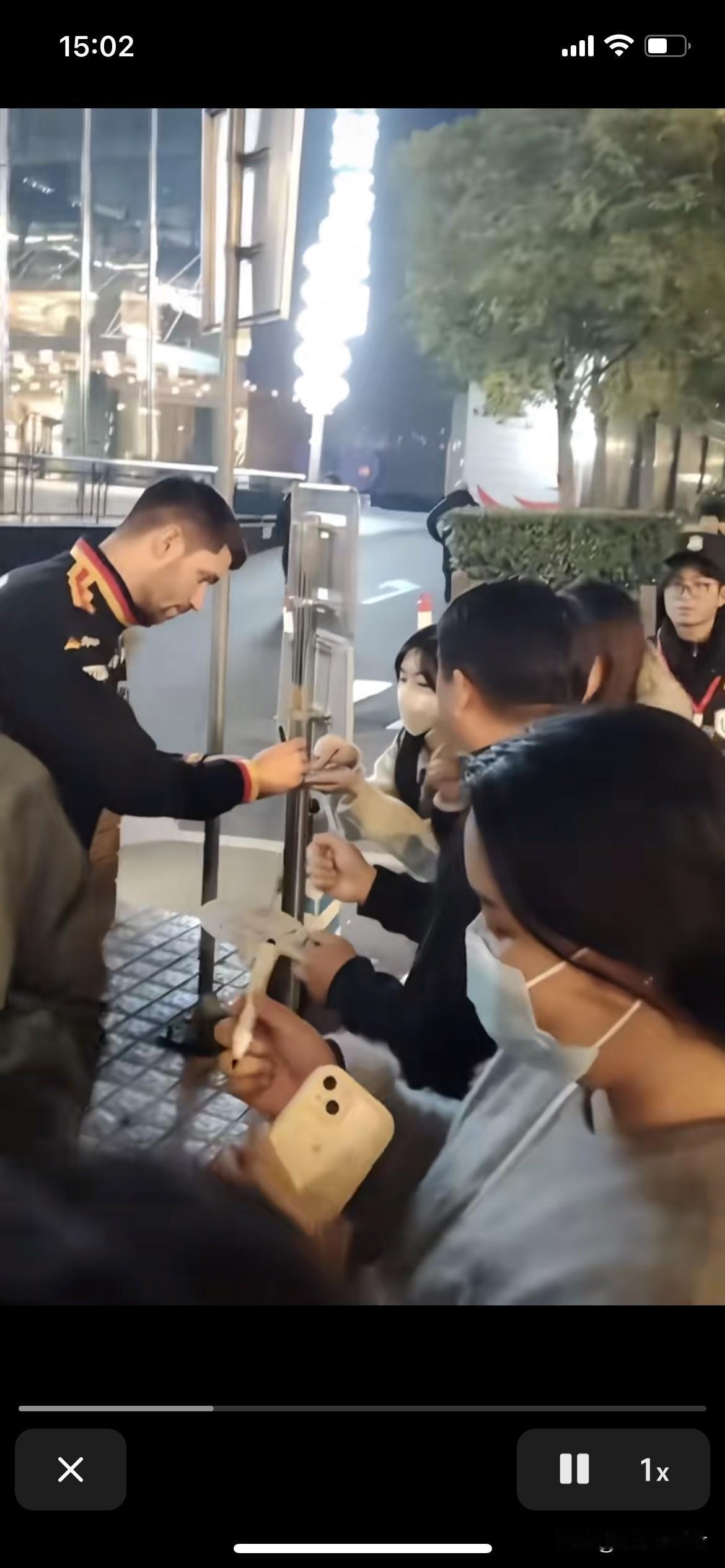 弗朗西斯卡和邱党临行前给球迷们签名。
邱党在领奖台上跟我们中国队员握手一个个都说