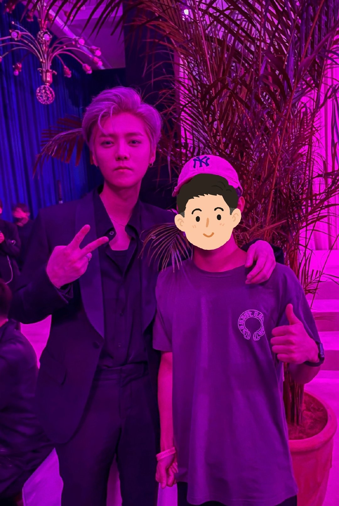 网友和鹿晗四年前合影 有网友晒和鹿晗四年前的合照，有合照也太让人羡慕了吧，鹿晗真