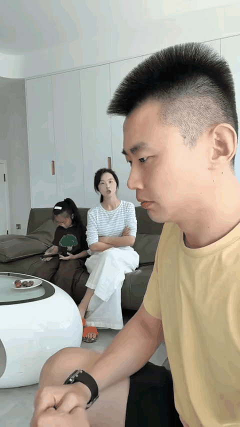 老婆如此这般歇斯底里，愤怒至极，活脱脱一副要吃人的架势。

小伙应该怎么破局？大