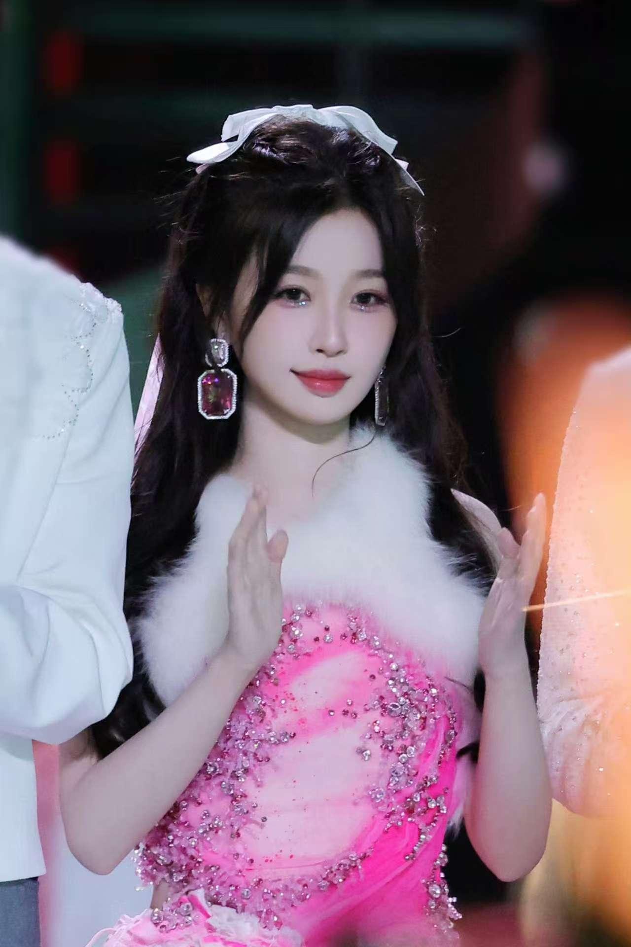 虞书欣北京春晚表演在干嘛呀  看！是玛丽猫🐱北京春晚录制路透🈶，可可爱爱的造