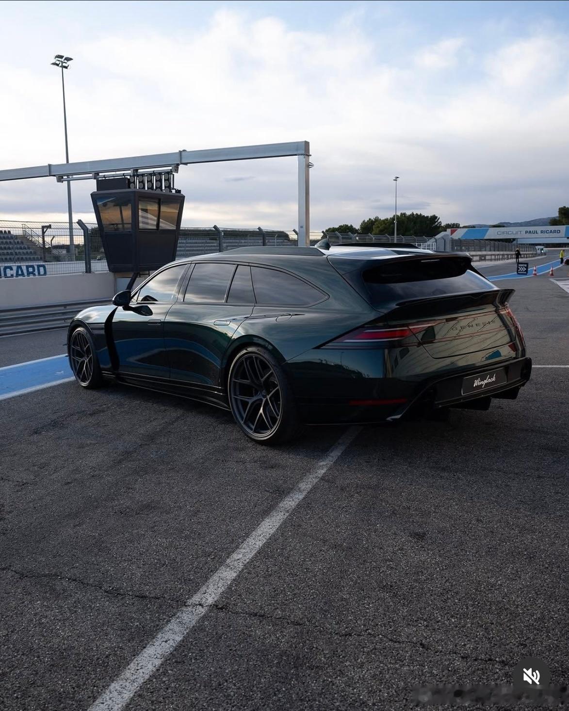 捷尼赛思g90 Wingback版应该是官方改装的猎装Showcar这大轮毂，这