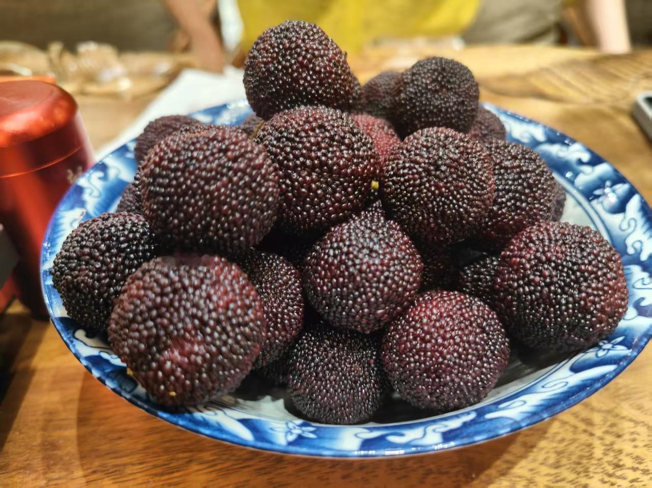 紫玉盘中堆，颗颗似明珠。