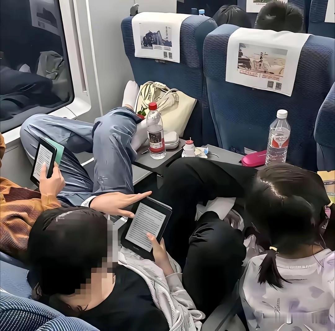 父母是孩子的第一任老师！我认为这一定是一家人！什么叫修养？什么叫公共场所，估计他