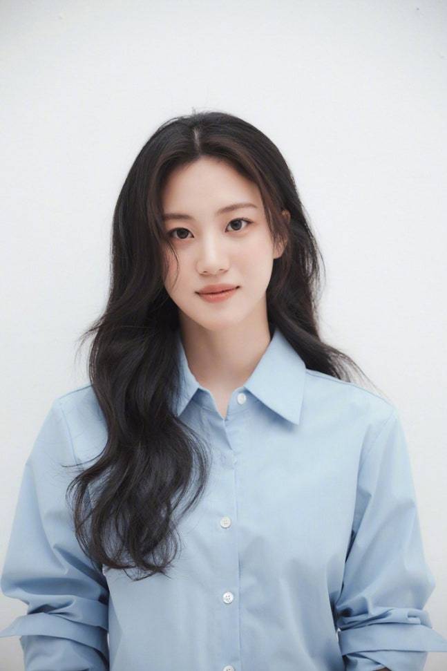 洪华莲 有望出演tvN新剧驻韩异国大使馆 女主角，合作 李俊昊 。该剧讲述由管理