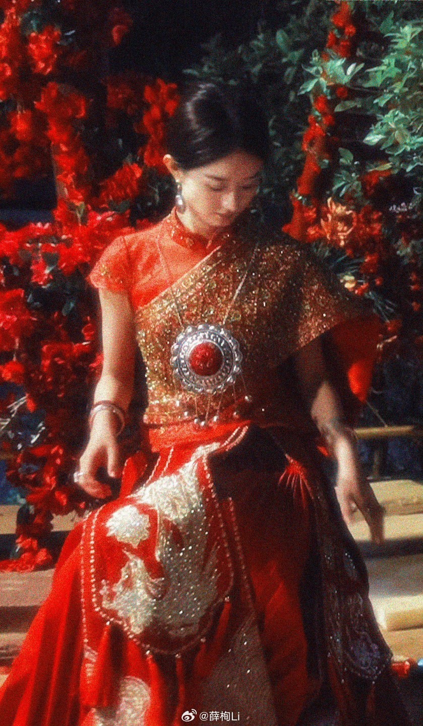 赵丽颖赵丽颖白狐狸赵丽颖 电影向阳花“花会凋谢 但我对你的爱不会 这份爱意永远不