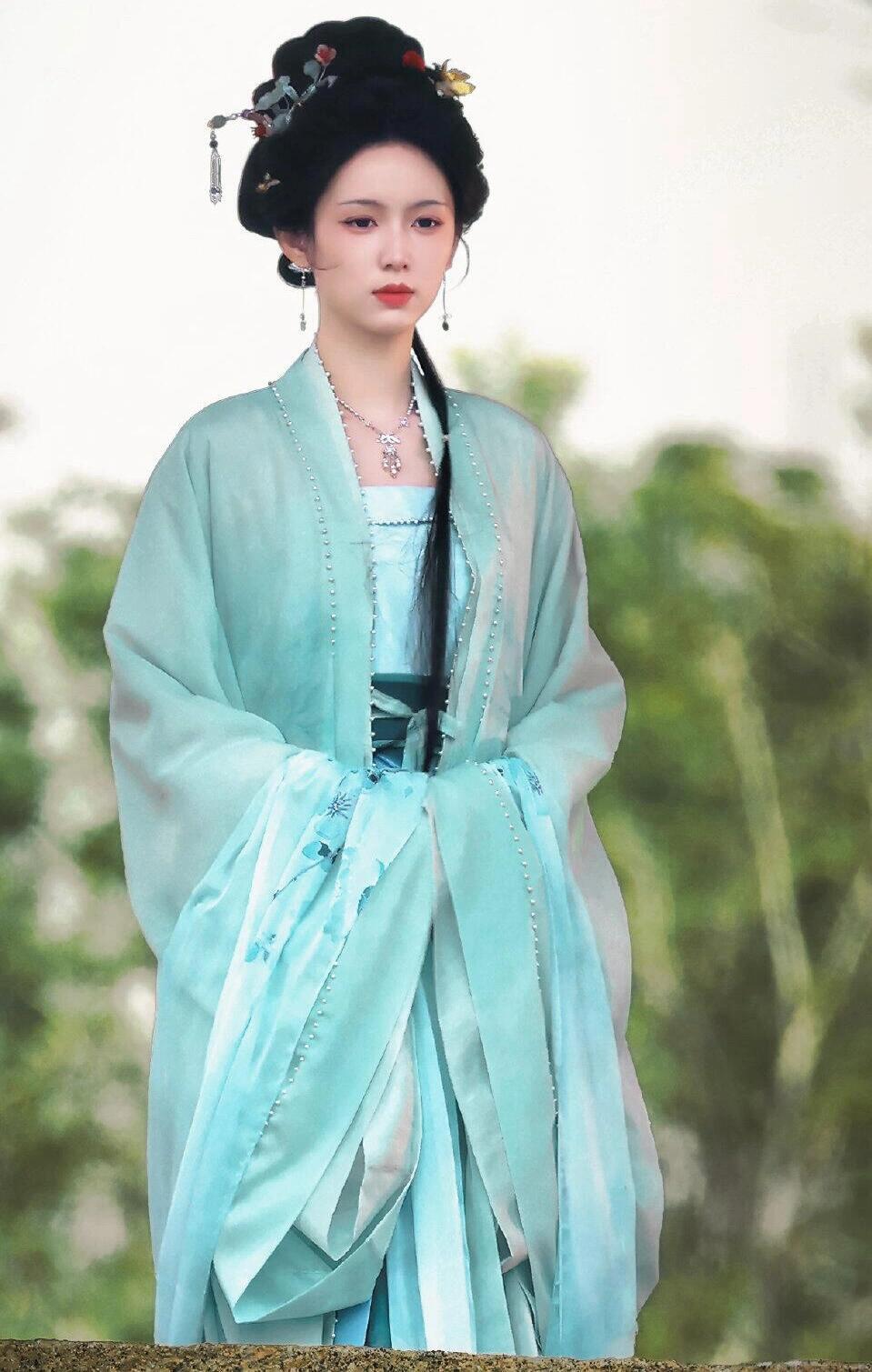 许凯、周也古装权谋爱情剧‼️《一瓯春》少年时，谢清圆丧母流落街头，沈润遭家变被发