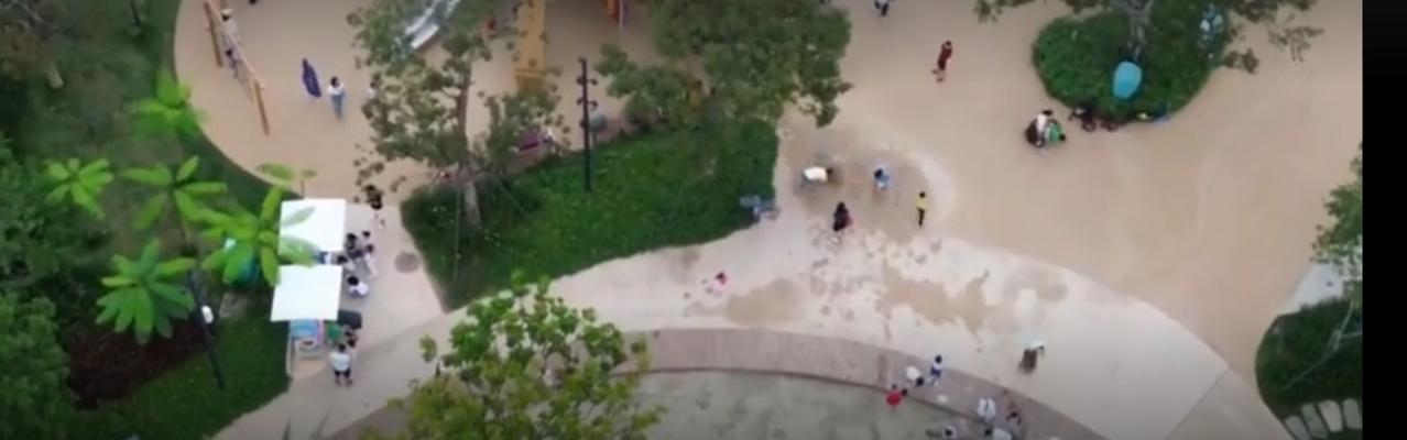 我国正推动儿童友好建设迈上新台阶，城市里处处可见孩子们的欢声笑语。从公园的滑梯、