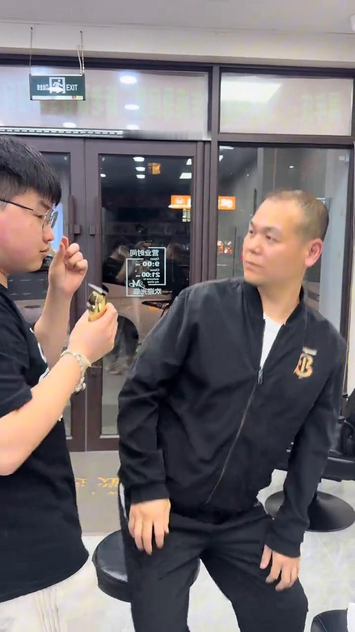 傍晚的村子里，家家户户都关着门烧烤，可对面最偏的公园却天天飘出一股不一样的肉香。