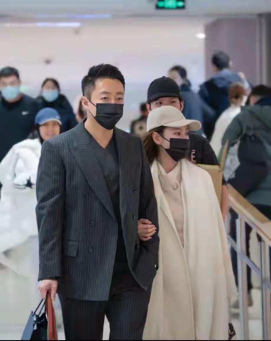 小菲再忙，都会抽时间回去看孩子们，这不，人家现在赶回去和孩子们过节了。努力赚钱，